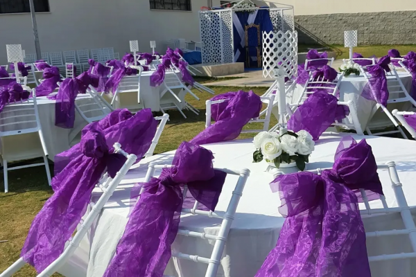 Bahçede Masa ve Sandalye Süslemesi